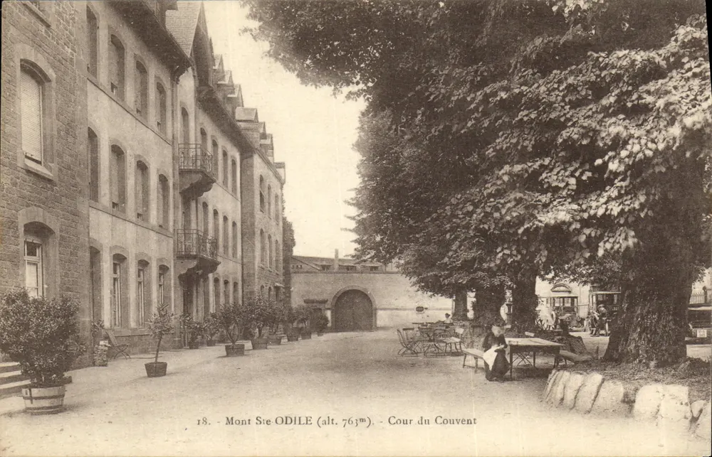 Mont Sainte-Odile (alt. 763m) — Cour do Convento — editor Ch. Bergeret, Strasbourg - Frente