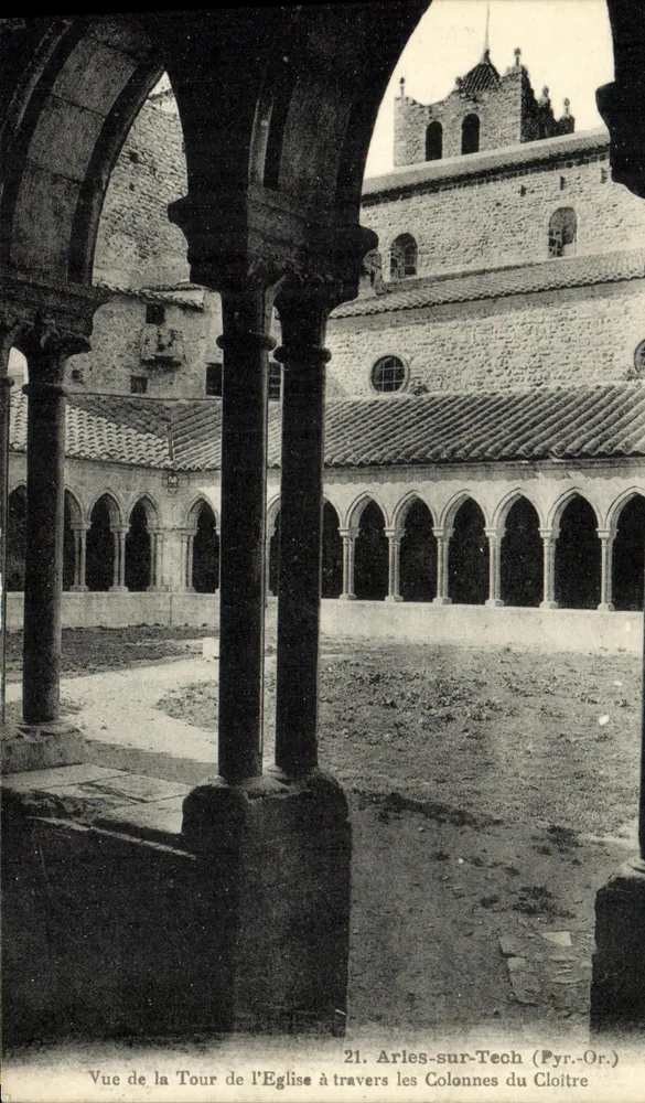 Arles-sur-Tech — Ansicht der Kirchturms durch die Säulen des Kreuzgangs — E. Puech, Verlag (Pyr.-Or.) - Vorderseite