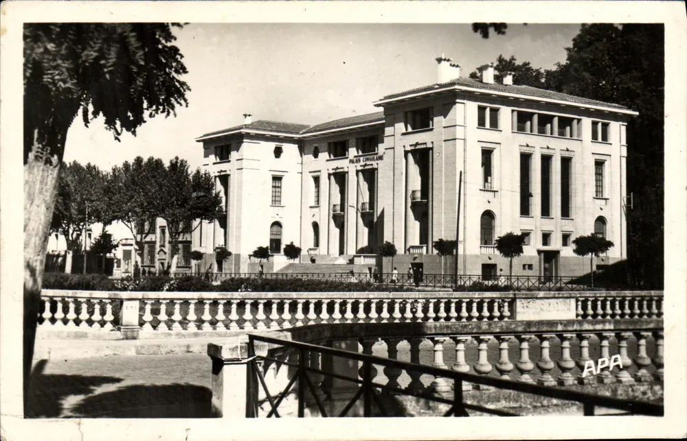 Palais Cugnoléane — bâtiment monumental avec balustrade et jardin — éditeur APA - Frente