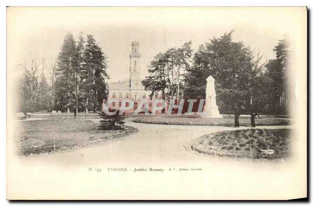 Jardim Massey — vista do monumento e do edifício — D. T. Editor, Laurides - Frente