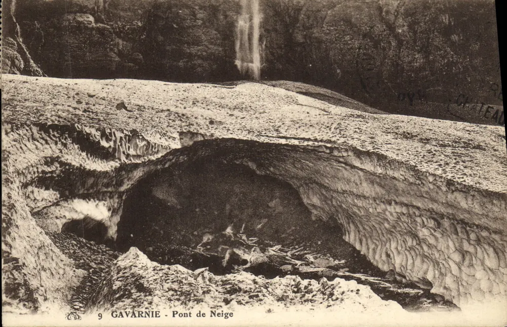 Gavarnie - Pont de Neige — vista do ponte de gelo com cascata — editor Château, n°9 - Frente