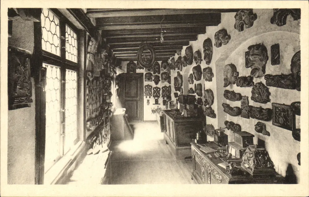 Sala de esculturas populares — Museu alsaciano — Cité des Arts, Strasbourg - Frente