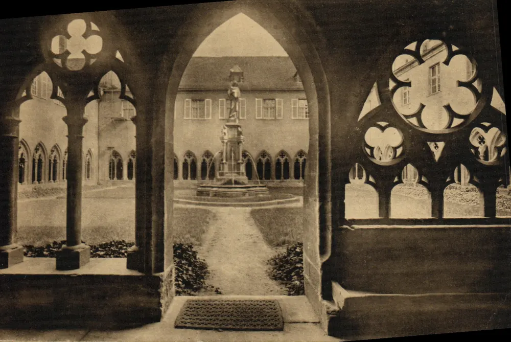 Cour interne do Museu Schoengauer em Colmar — vista enquadrada por arcadas góticas — editor Museu Schoengauer - Frente