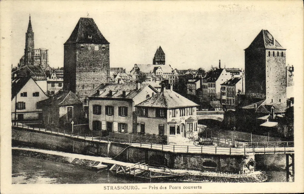 Strasbourg — Perto dos Pontes Cobertos — Félix Luhb, editor - Frente