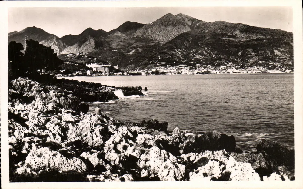 Menton — Vista geral tirada do Cap Martin — Les Belles Éditions Françaises, 2, rue Trachell, Menton, n°103 - Frente