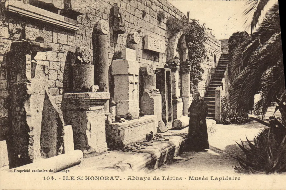 Abadia de Lérins - Museu Lapidário — Abadia de São Honório, ilha de Lérins - Frente