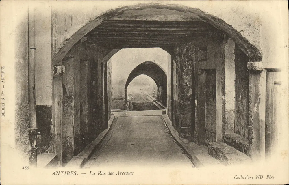 Antibes — Rue des Arceaux — Berger & Cie, Antibes, n°259 - Frente
