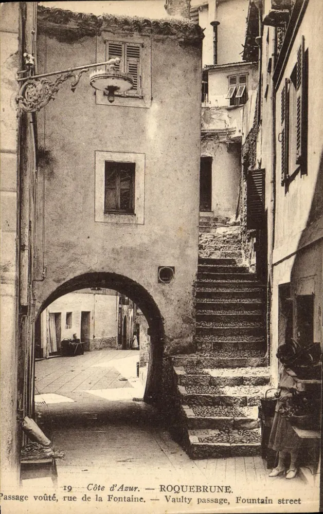 Gewölbter Durchgang, Fontaine Straße — ROQUEBRUNE - Vorderseite
