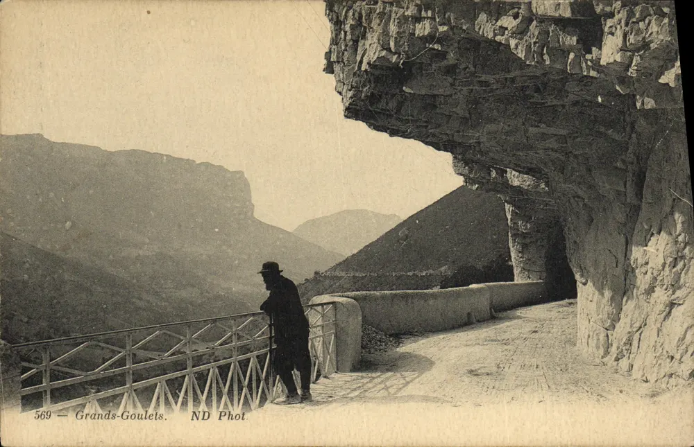 Grands-Goulets — vista do canyon com um caminhante — ND Phot. n° 569 - Frente