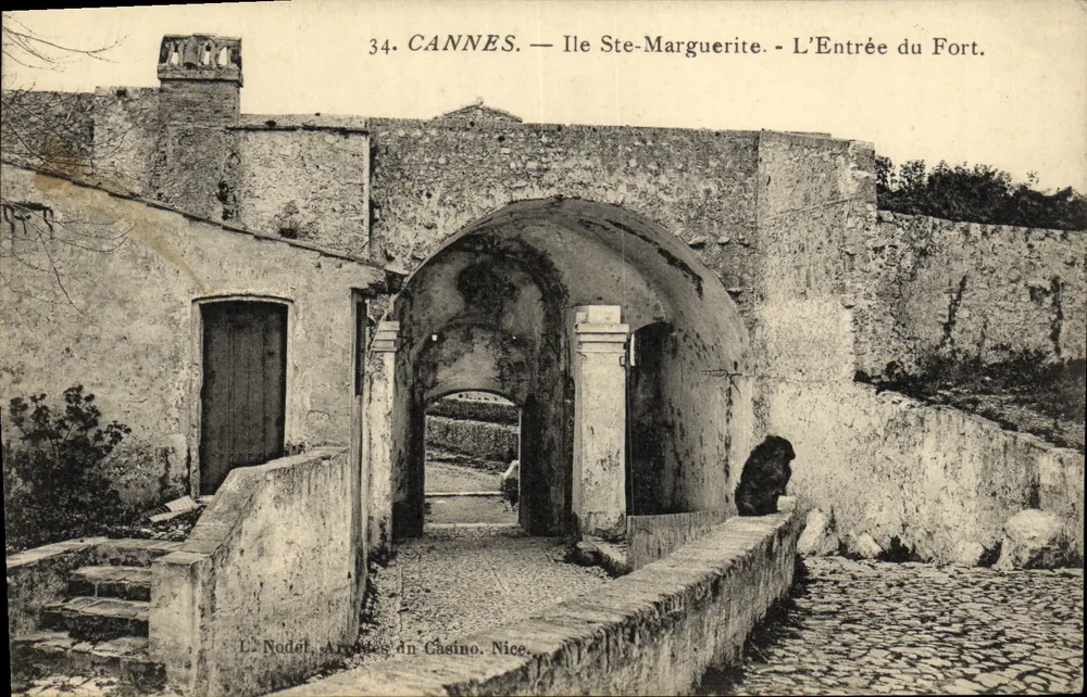 CANNES — Insel Sainte-Marguerite — Eingang zum Schloss - Vorderseite
