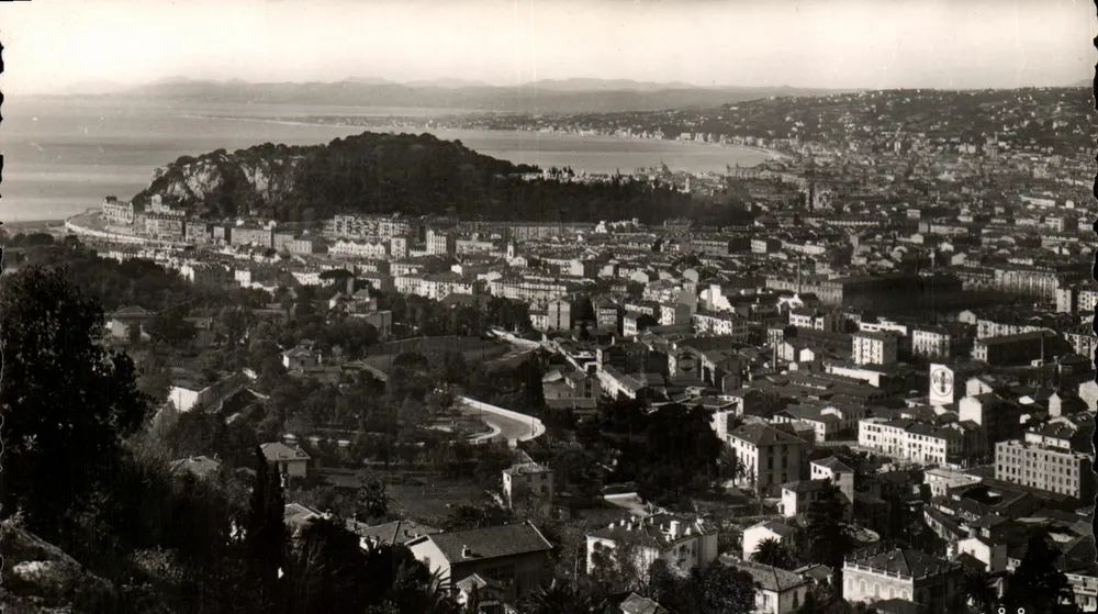 Vista aérea de Nice — vista geral tirada da Mayenne — editor Cornélie, n° 636 - Frente