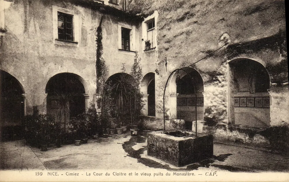 Cimiez - Der Innenhof des Klostergangs und der alte Brunnen des Klosters — C.A.P. - Vorderseite