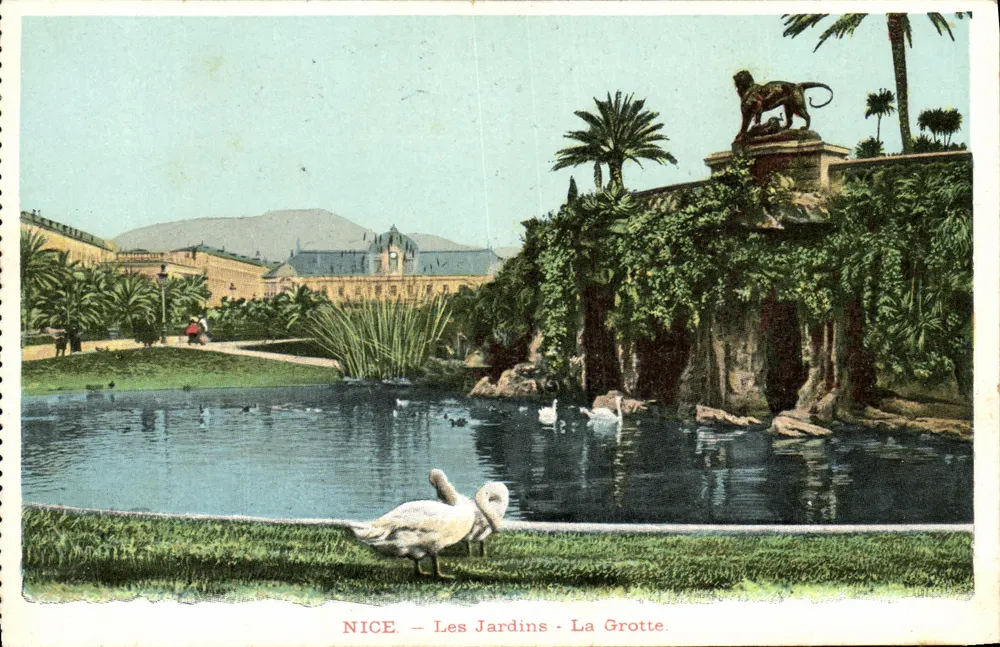 Nice - Os Jardins - A Grotta — visão da fonte com estátua de leão e cisnes - Frente