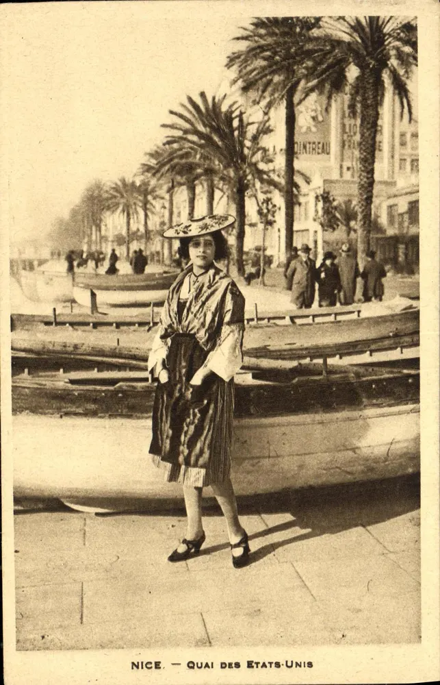 Nizza — Quai des États-Unis — Frau mit Schal und Hut — Verlag Pointreau - Vorderseite
