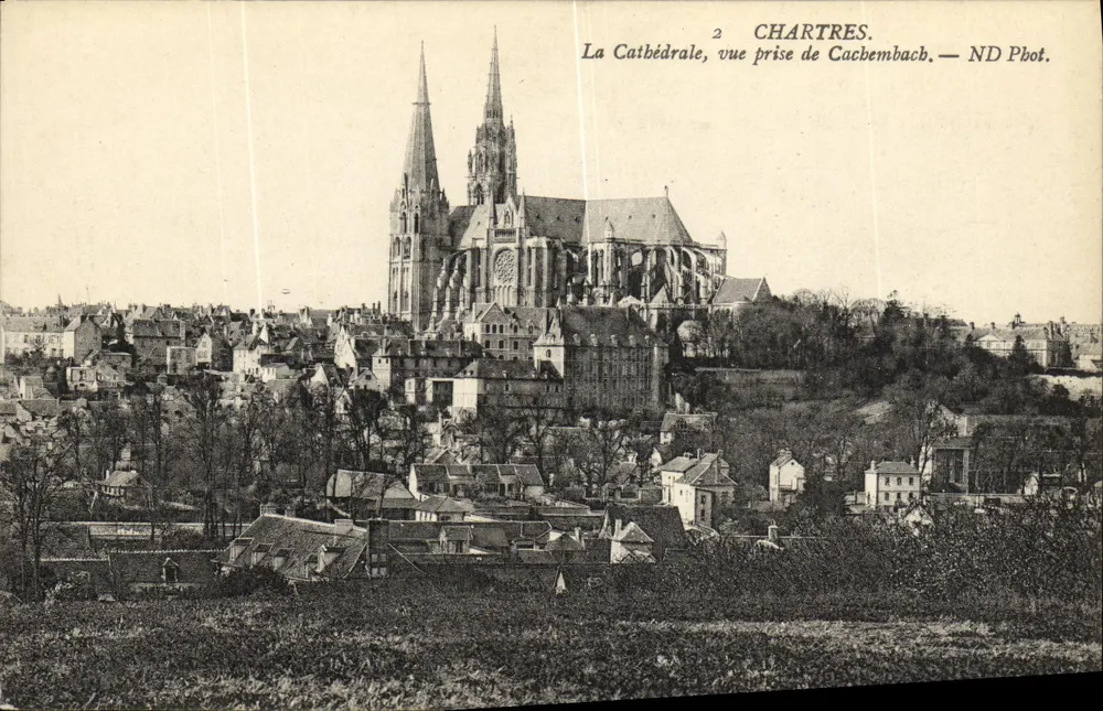 Chartres — A Catedral, vista tirada de Cacembach — ND Fot. - Frente