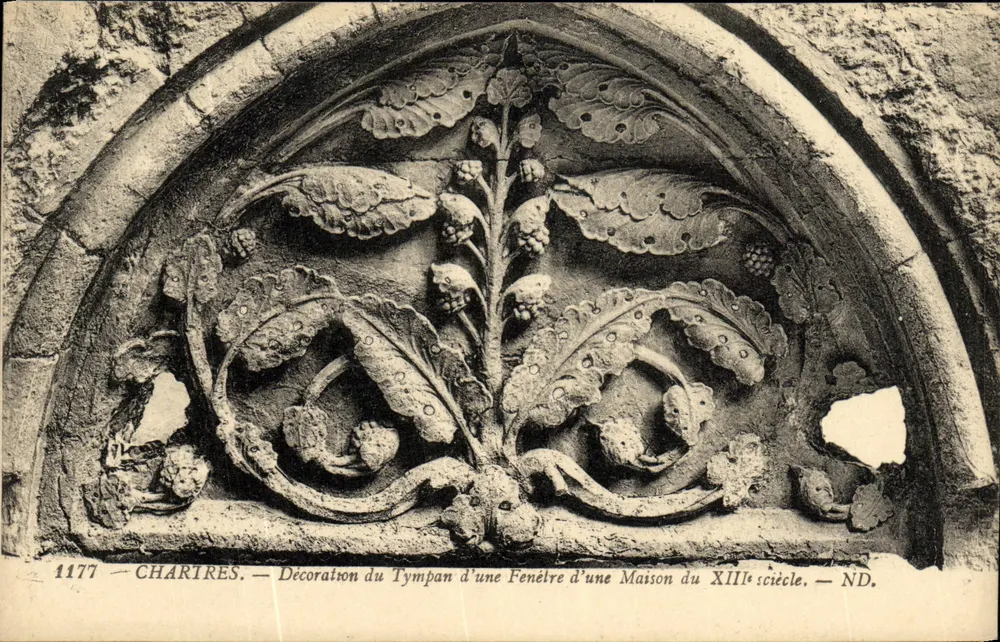 Chartres — Dekoration des Tympanons einer Fensteröffnung eines Hauses des 13. Jahrhunderts — ND. - Vorderseite