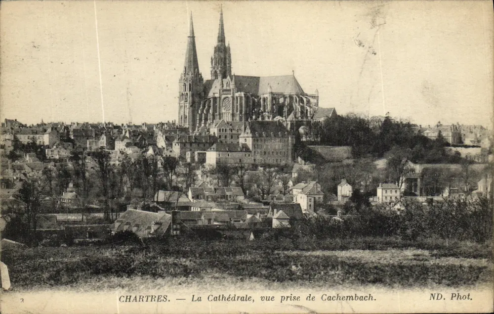 Chartres — A Catedral, vista tirada de Cachembach — ND. Fot. - Frente