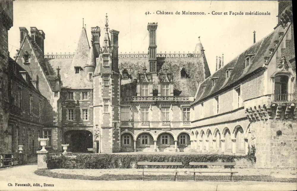 Castelo de Maintenon — Pátio e Fachada meridional — Ch. Foucault, editor, Dreux - Frente