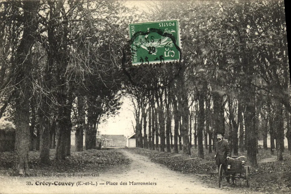 Crécy-Couvey (E.-et-L.) — Place des Marronniers — Édition Dubois, Photo Piquet, St-Rémy-sur-Avre - Vorderseite