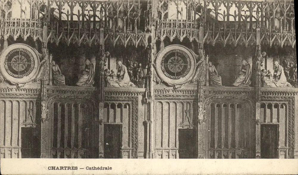 Chartres — Catedral — vista interior do coro com retábulos e roseira - Frente