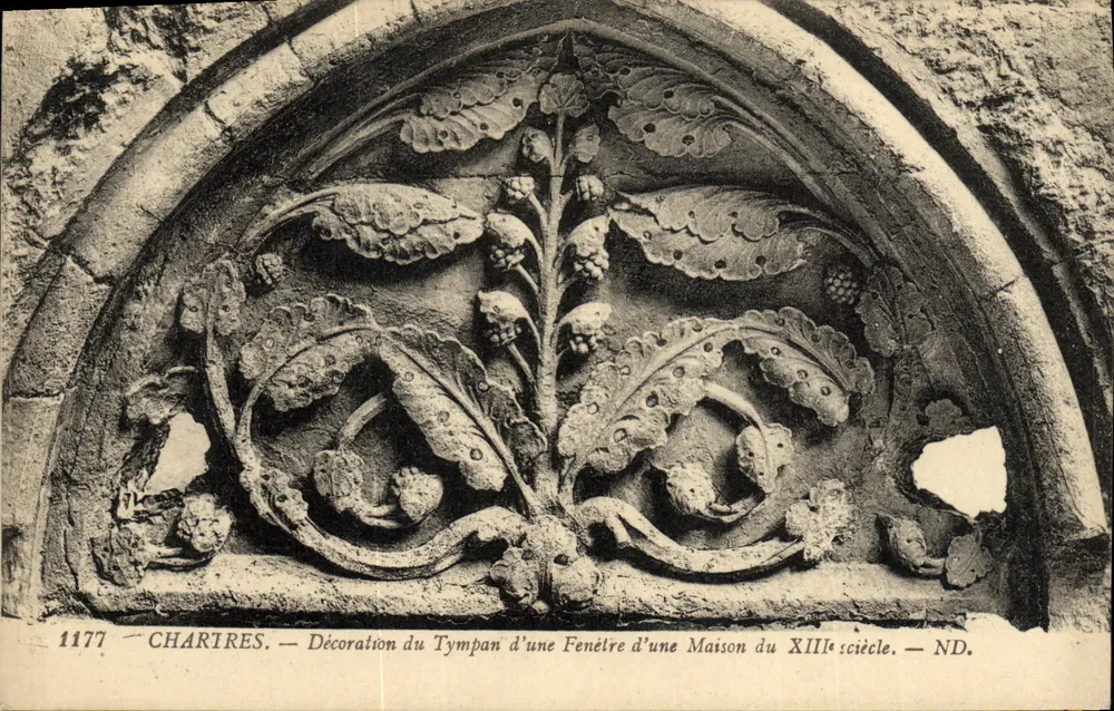 Chartres — Dekoration des Tympanons einer Fensteröffnung eines Hauses aus dem 13. Jahrhundert — ND. - Vorderseite