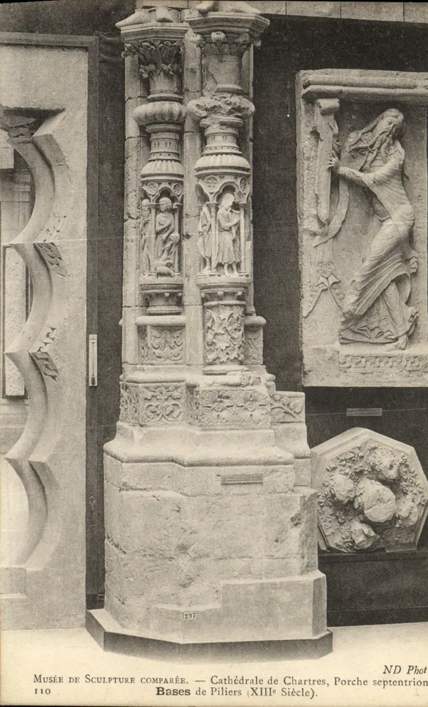 Museum der vergleichenden Skulptur — Säulenbasen (13. Jahrhundert) — Kathedrale von Chartres, nördlicher Portalbereich - Vorderseite