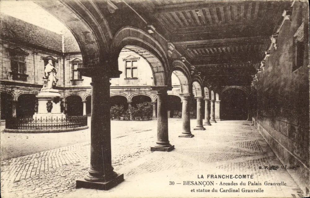 Besançon — Arcaden des Palais Granvelle und Statue des Kardinals Granvelle — E. P. & 'Luce' - Vorderseite