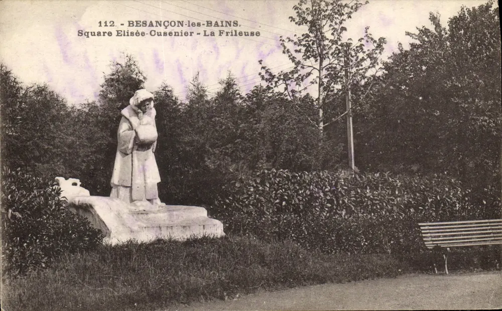 BESANÇON-les-BAINS — Square Elisée-Cusenier — Statue d'une femme en robe longue et bonnet, sur socle, au milieu d'un parc avec banc et haies - Vorderseite