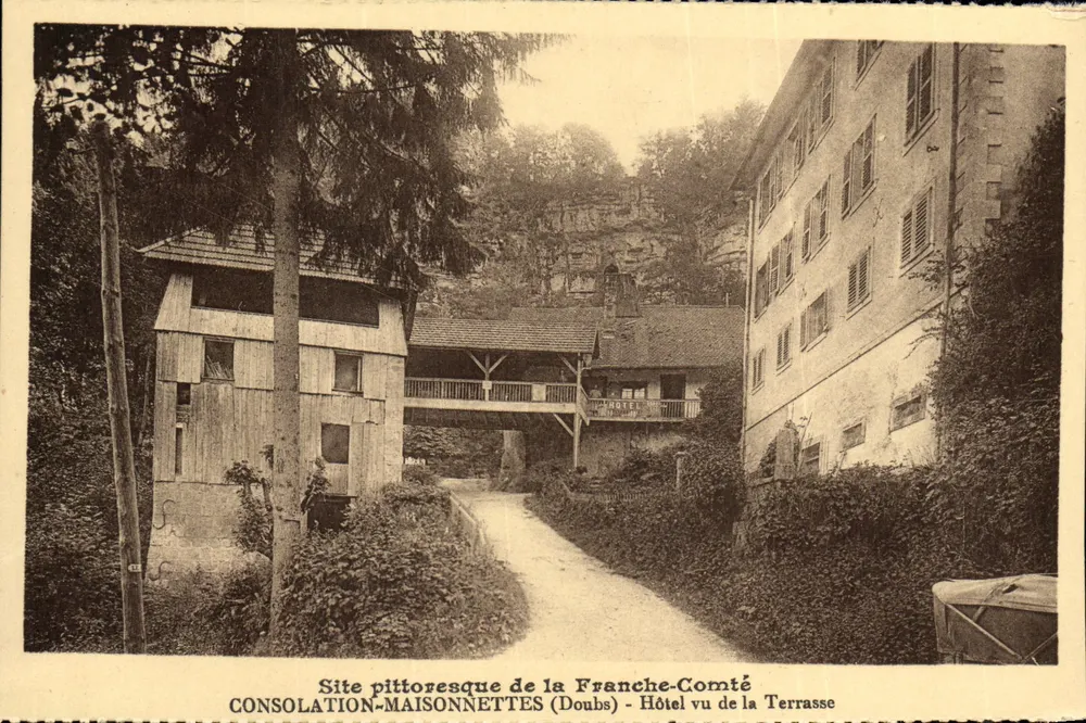 Consolation Maisonnettes (Doubs) — Pitschappelijke locatie in de Franche-Comté — Hotel gezien vanaf de terras - Voorkant