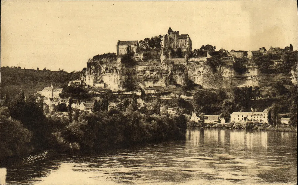 Castelo de Beynac — vista do Caminho de Ferro — Foto V. Tassain - Frente