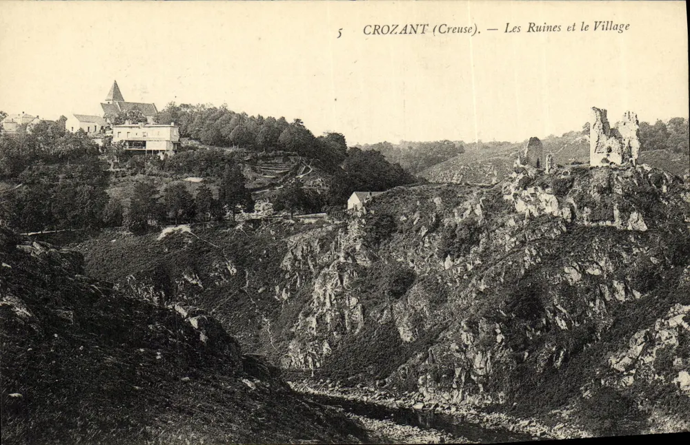 Crozant (Creuse) — Die Ruinen und das Dorf - Vorderseite
