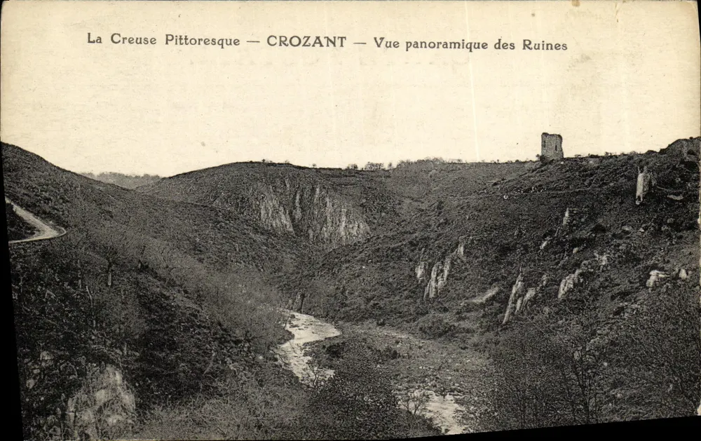 Die pittoreske Creuse — CROZANT — Panoramablick auf die Ruinen - Vorderseite