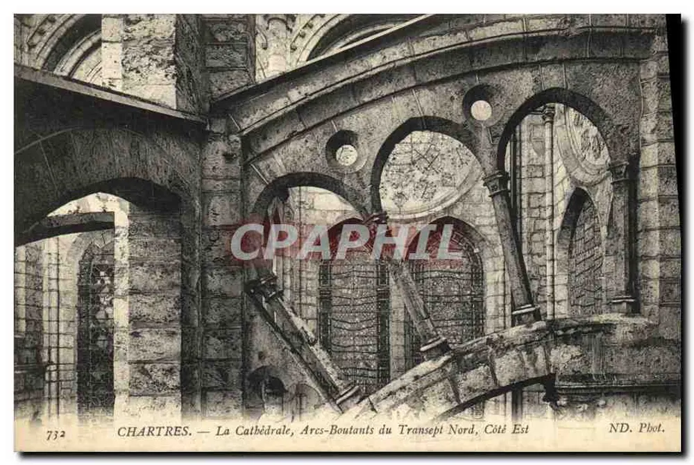 Chartres — Die Kathedrale, Strebepfeiler des nördlichen Querbaus, Ostseite — ND. Fot. - Vorderseite