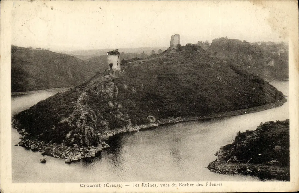 Crozant (Creuse) — as Ruínas, vistas do Rocher des Fileuses - Frente