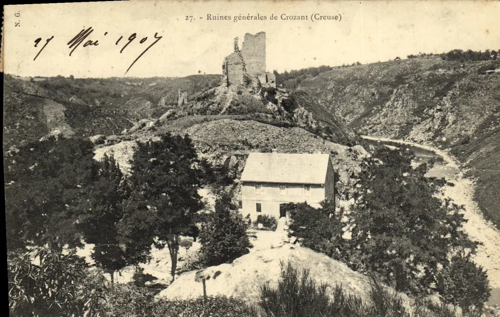 Ruines générales de Crozant (Creuse) — château en ruine sur une colline, avec maison au premier plan — éditeur N.C. n°27 - Frente