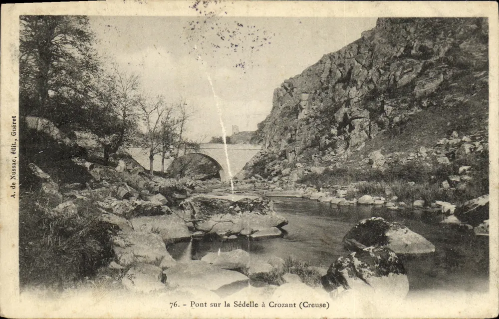Pont sur la Sédelle à Crozant (Creuse) — vue du pont en pierre au milieu d'un paysage rocheux — éditeur A. de Nussac, Guérét, n° 76 - Recto