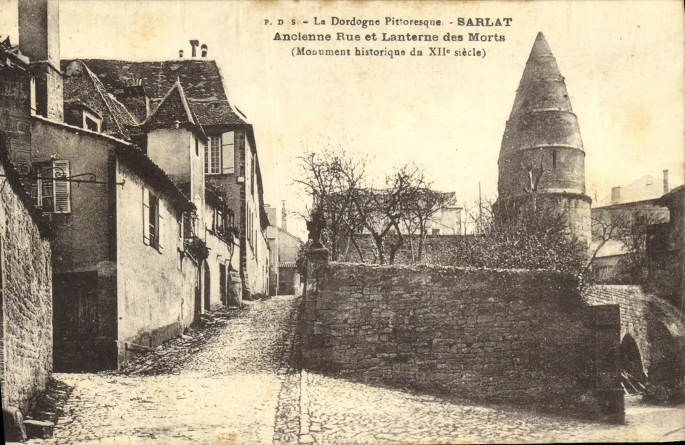 Sarlat - Alte Straße und Lanterne der Toten — Denkmal des 12. Jahrhunderts — P.D.S. - Vorderseite
