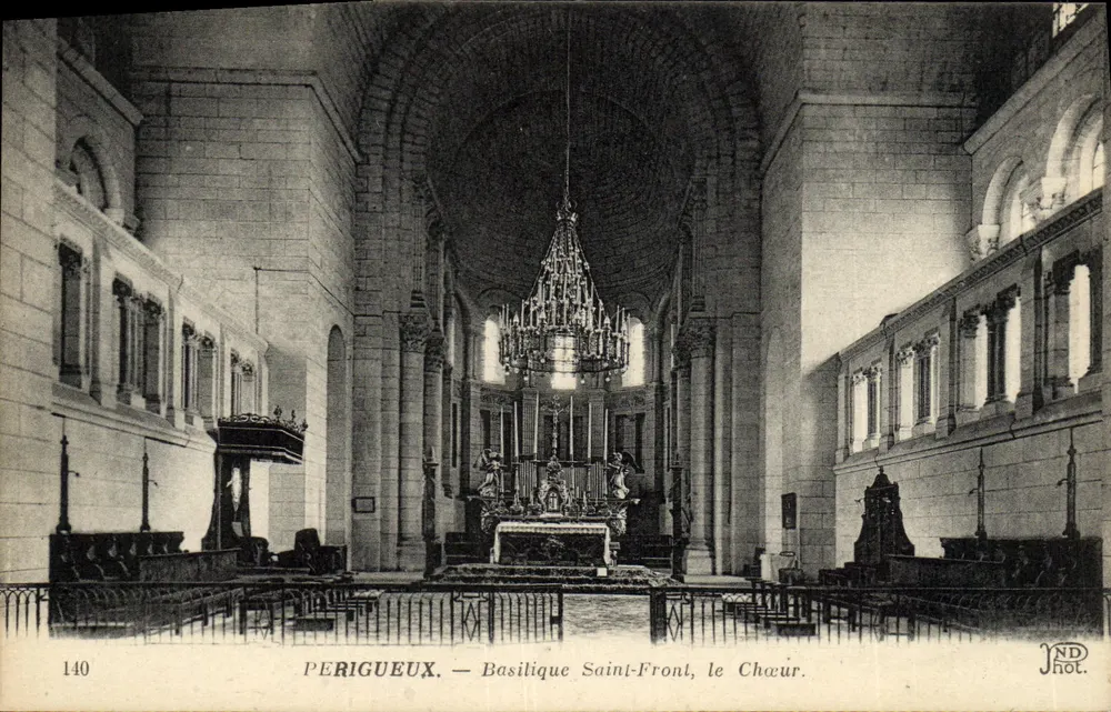 Périgueux — Basílica de São Front, o Coro - Frente