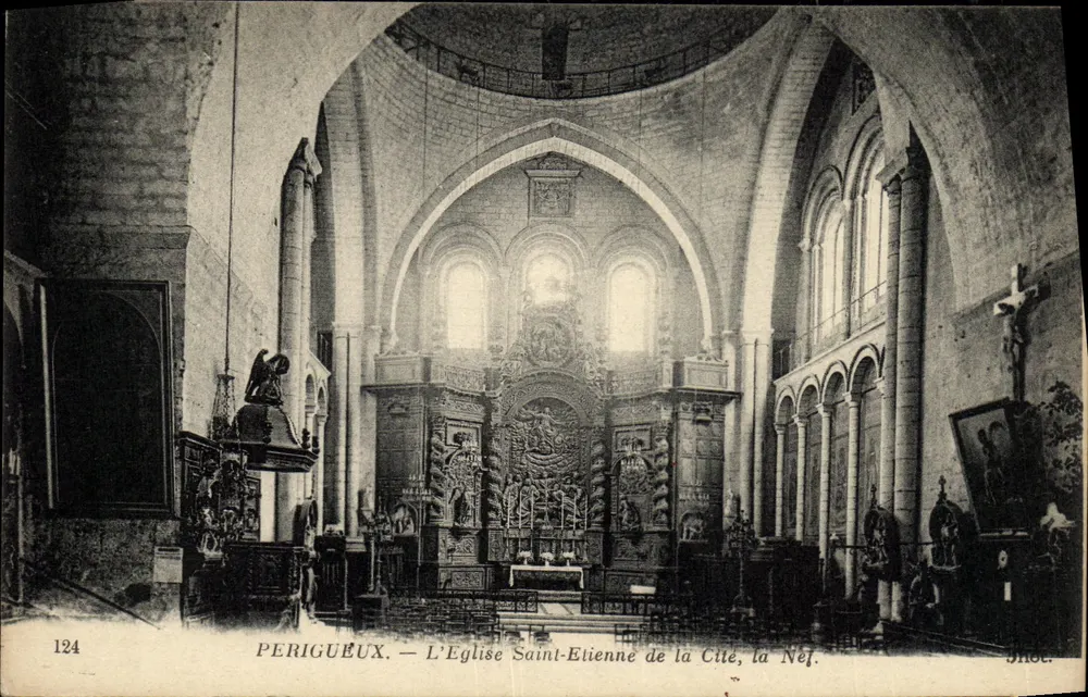 Périgueux — Die Kirche Saint-Étienne der Stadt, die Kirchenschiff - Vorderseite