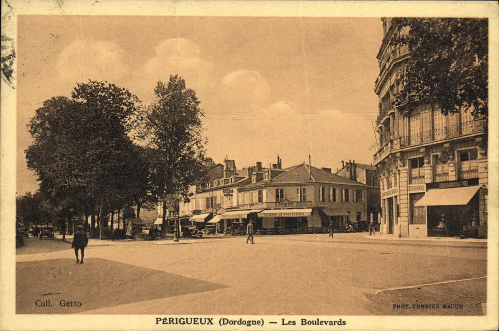 Périgueux (Dordogne) — Os Boulevards — Fot. Combier Macon - Frente
