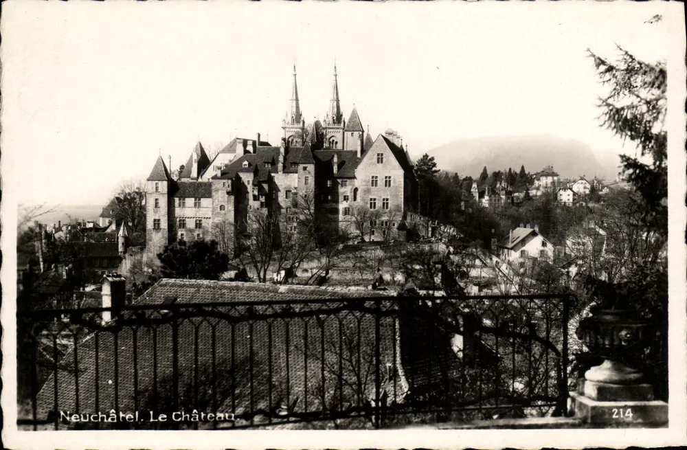 Neuchâtel. O Castelo — vista panorâmica — Fototipia Lausanne, n° 214 - Frente