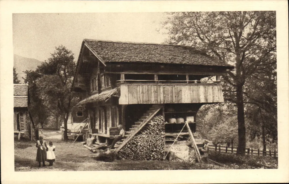 Holzhaus auf Pfählen — Dorfansicht — Chocolat Klaus, Le Locle (Schweiz) - Vorderseite