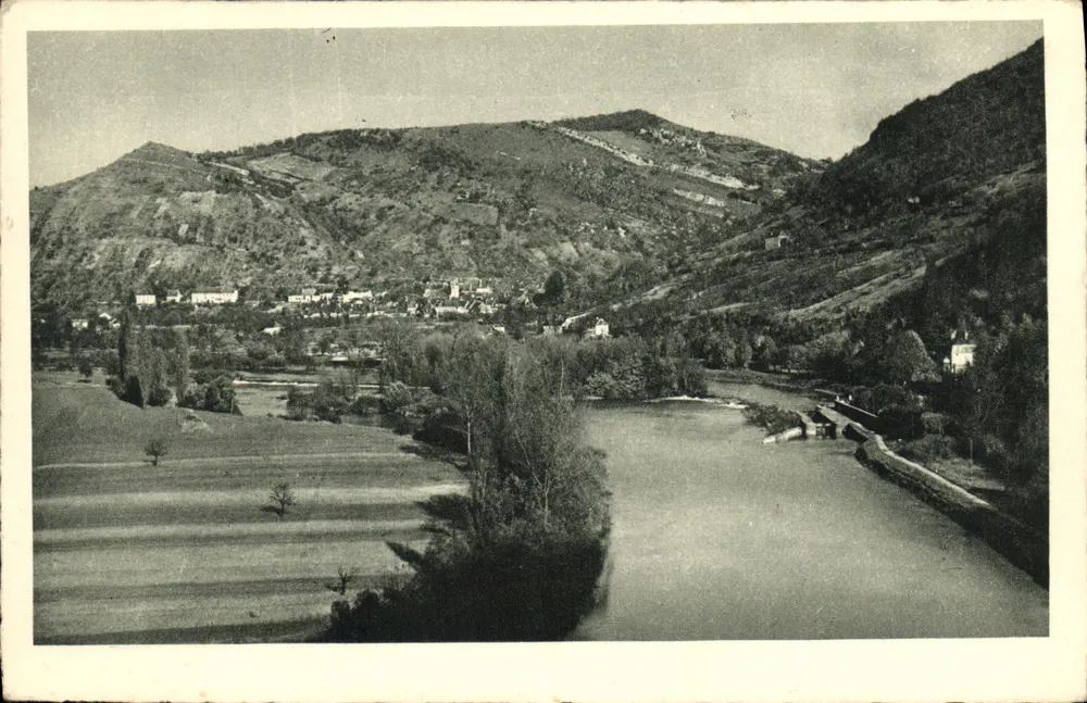 Vila às margens de um rio — Ao redor de Besançon — Edição La Libre Postale - Frente