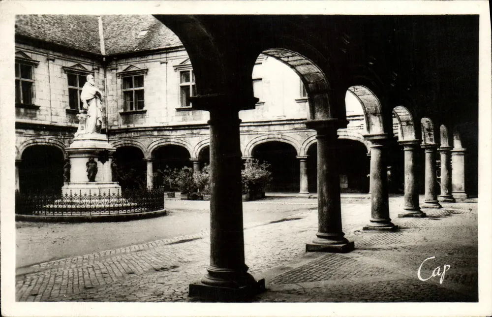 O Palácio de Granvelle — Besançon — editor Cap - Frente