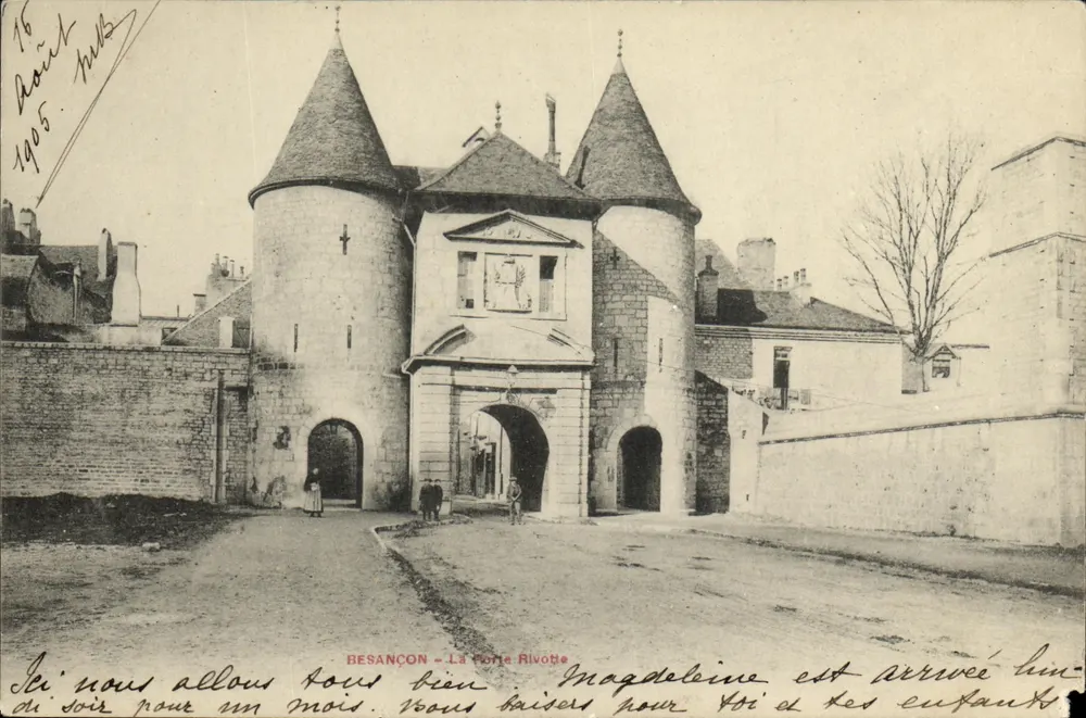 Besançon - A Porta Rivotte — vista da entrada com torres cônicas — editor não identificado - Frente