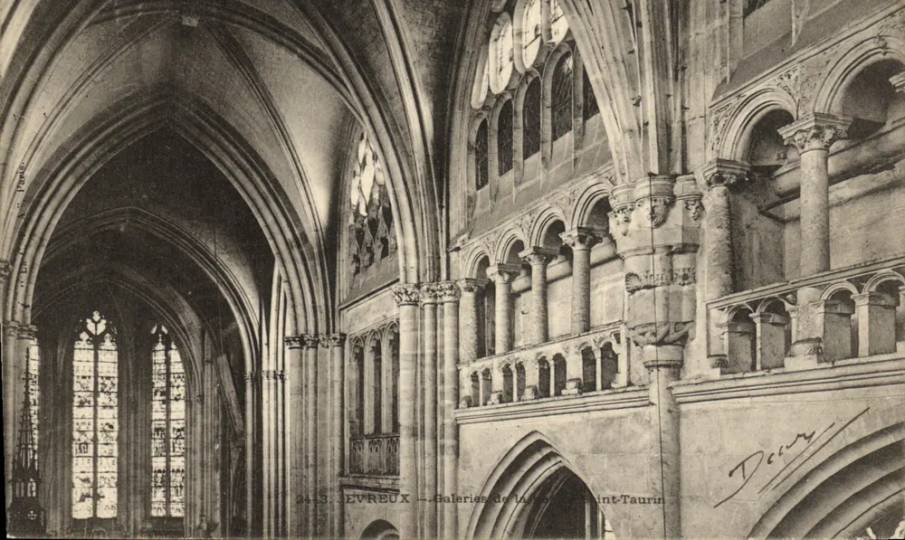 Évreux — Galerias da catedral São Taurino — Deury - Frente