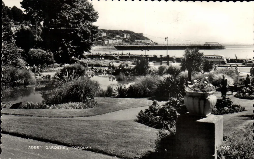 Abbay Gardens, Torquay — vue des jardins avec étang et quai — éditeur L. 607 - Awers