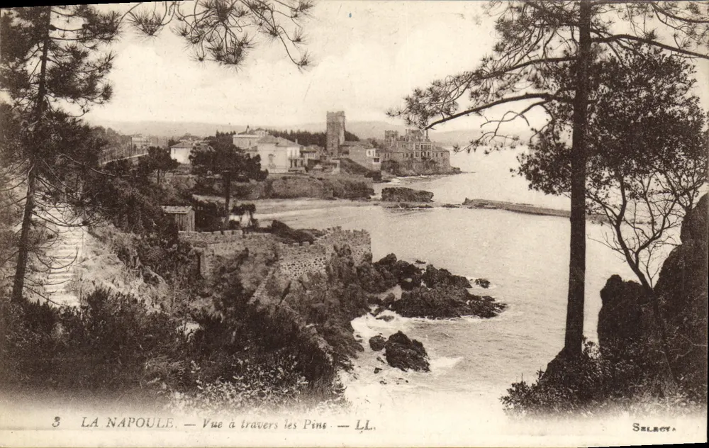 La Napoule — Vista através dos Pinheiros — Selecty - Frente
