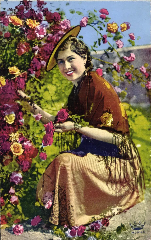 Frau inmitten von Rosen — Côte d'Azur — Éditions d'Art Munier, Nice, n°65 - Vorderseite