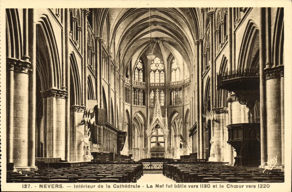 Nevers — Interior da Catedral — A Nef foi construída em torno de 1130 e o Coro em torno de 1220 - Frente